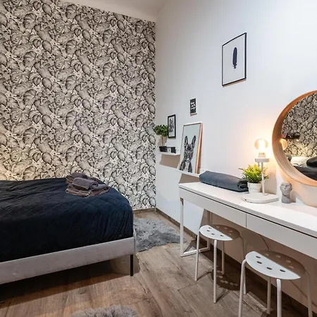 Downtown 13 Boutique Apartment